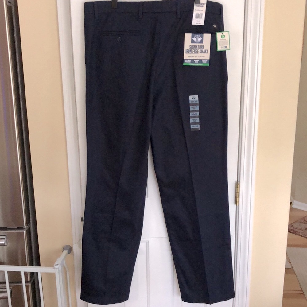 New Men’s Dockers Iron Free Khakis. Sz 38 x 32.  Classic fit pleated. Navy blue. - Picture 12 of 15